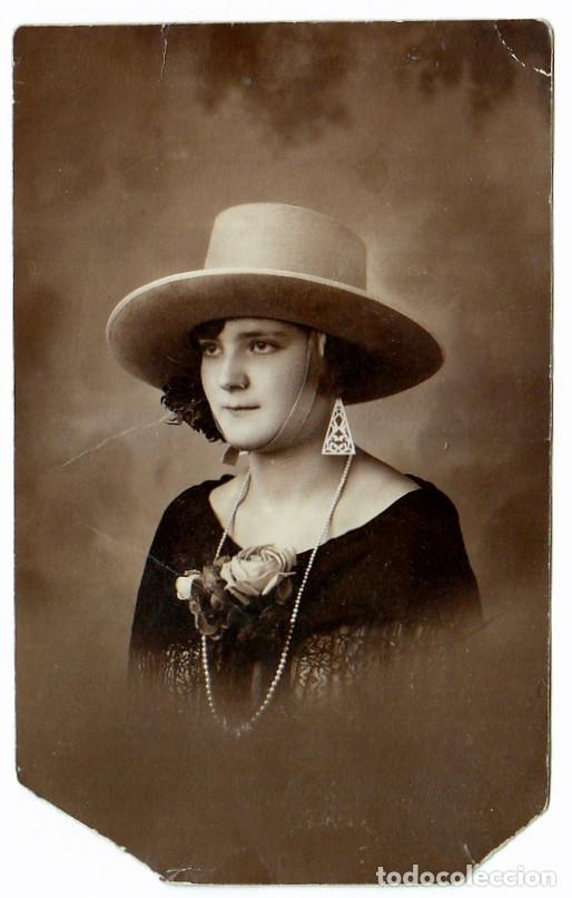 Fotografia antiga: Bella dama andaluza con sombrero cordob&eacute;s y grandes pendientes. A&ntilde;os 20.