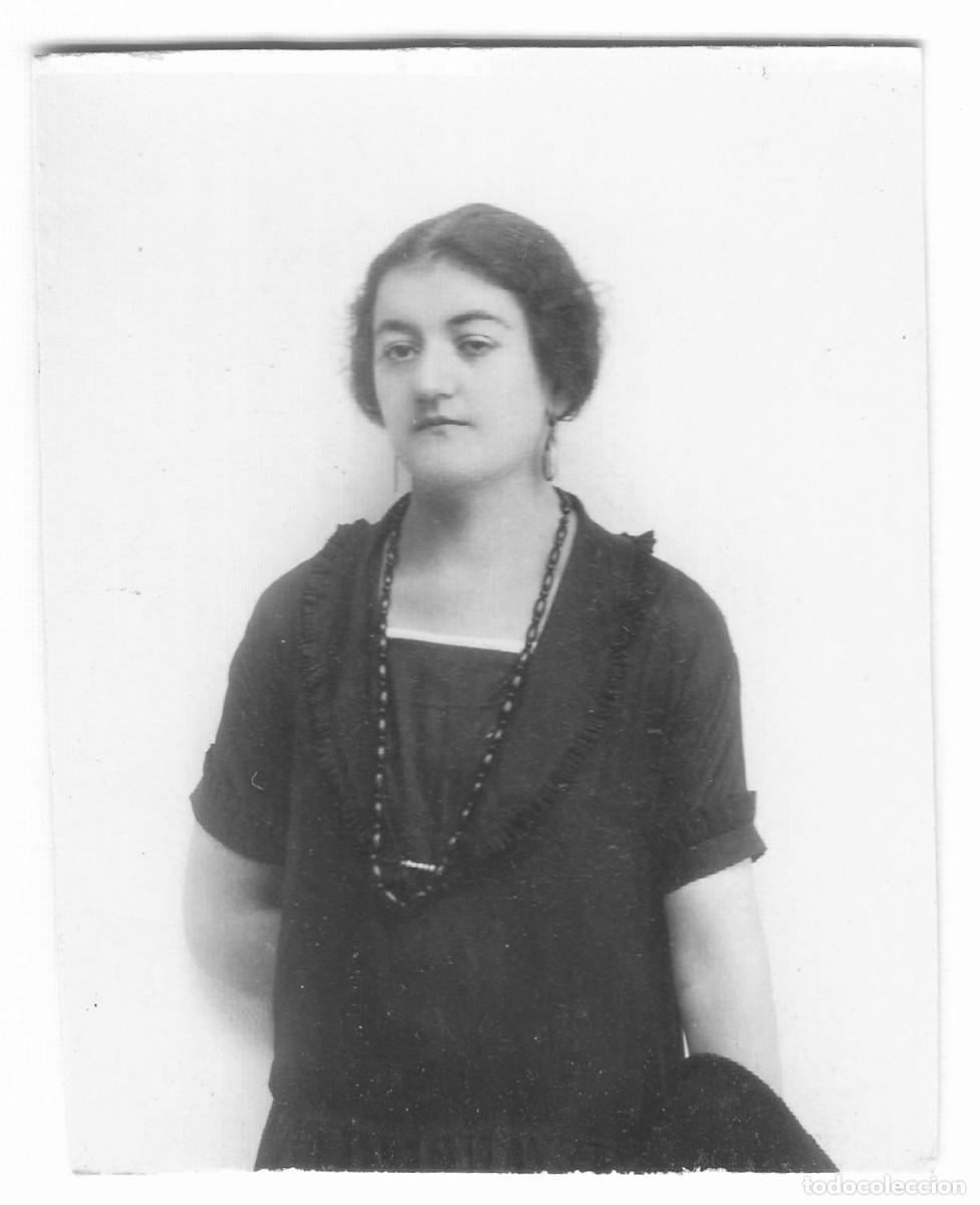 Fotografia antiga: Retrato de guapa dama con collar de perlas negras. A&ntilde;os 20.