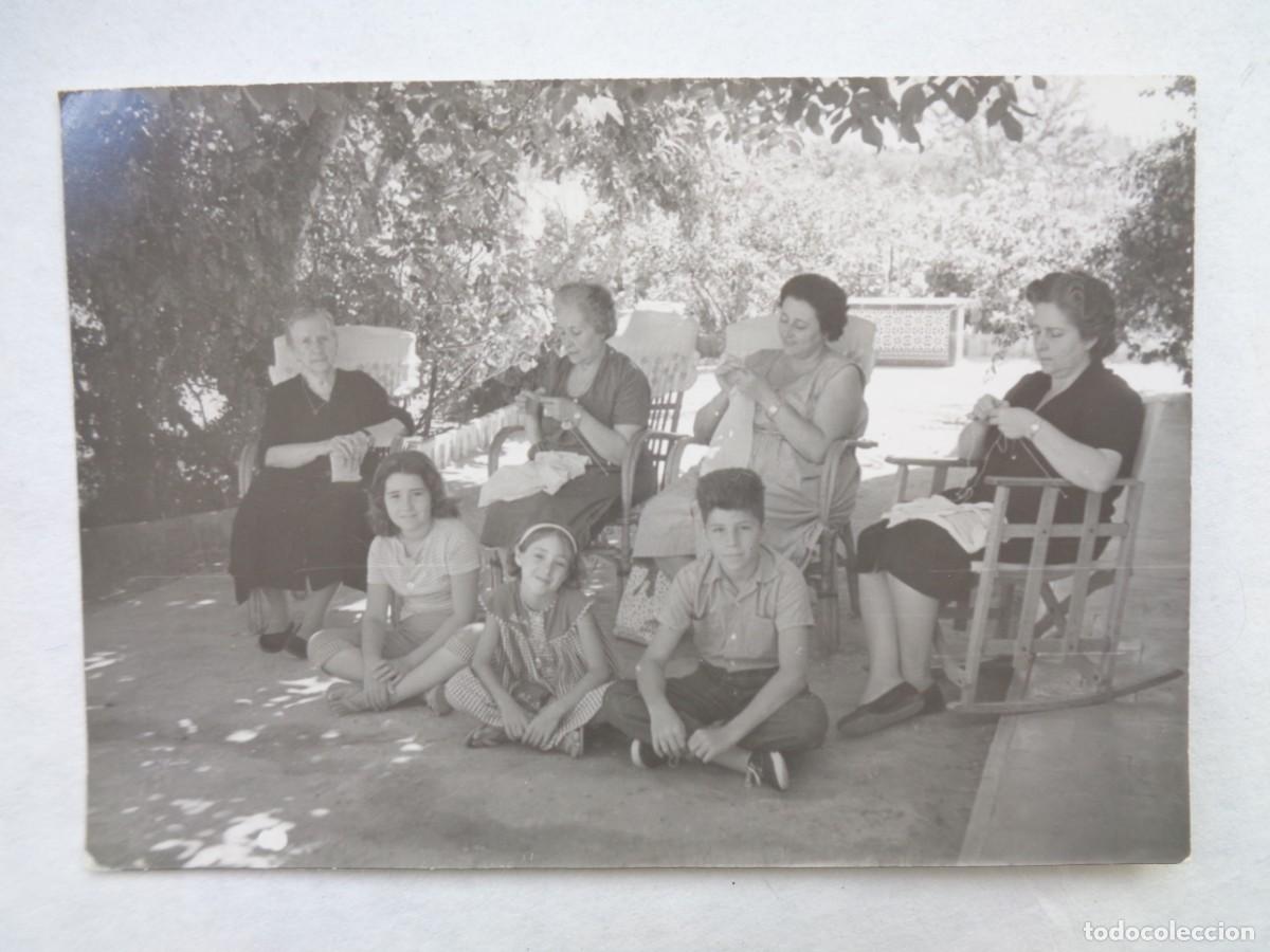 Antique Photography: FOTO DE SE&Ntilde;ORAS HACIENDO PUNTO ( TRICOTANDO ) Y NI&Ntilde;OS EN EL JARDIN