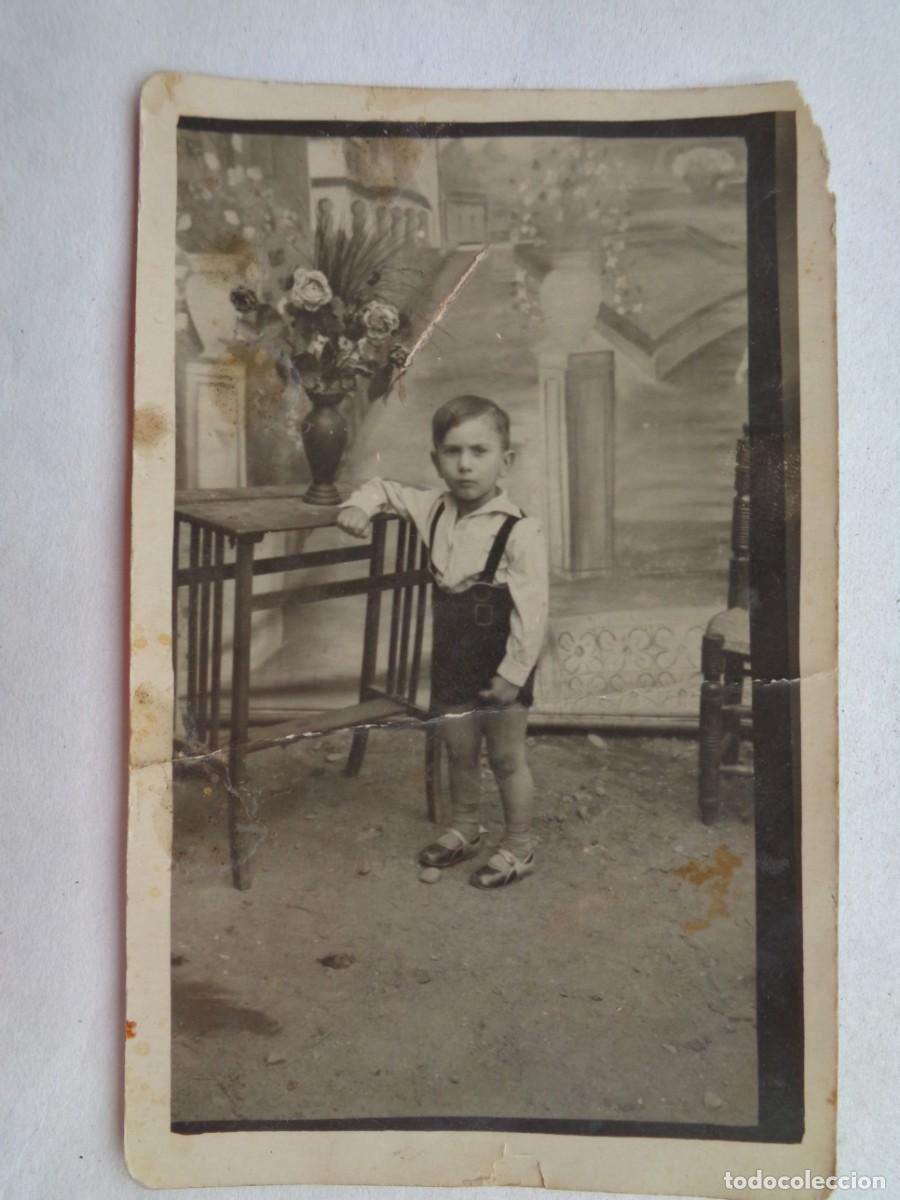 Antique Photography: MINUTERO DE FOTOGRAFO CALLEJERO DE NI&Ntilde;O CON PANTALON CORTO, FONDO DECORADO. PP. SIGLO