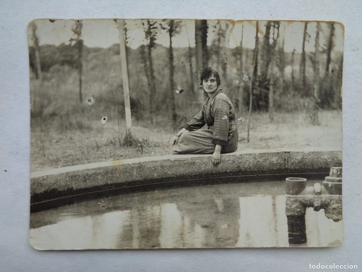Antique Photography: FOTO DE SE&Ntilde;ORITA SENTADA EN UNA ALBERCA , PRINCIPIOS DE SIGLO.