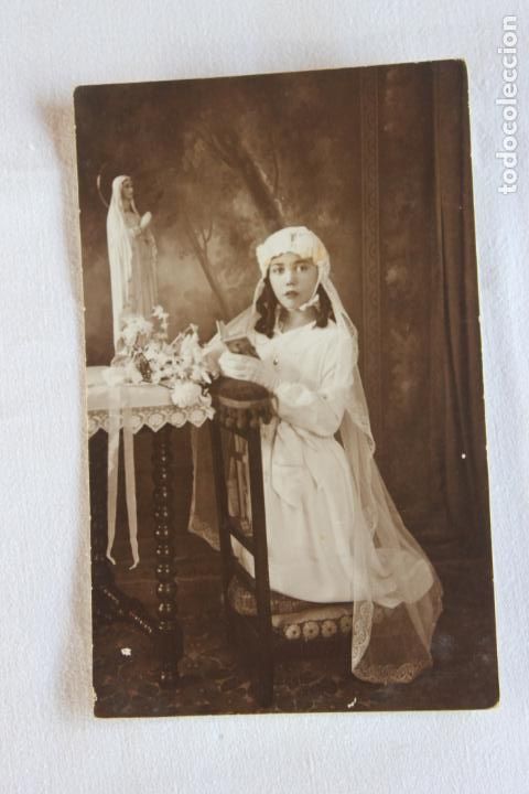 Fotografia antiga: TARJETA POSTAL NI&Ntilde;A DE COMUNION EN RECLINATORIO Y VIRGEN