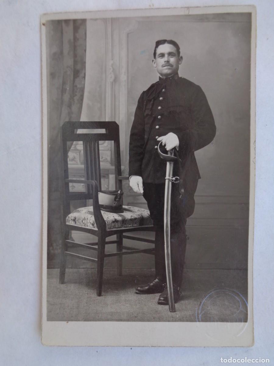 Alte Fotografie: FOTO DE ESTUDIO DE MILITAR CARABINERO PLAZA MONTADA, CON SABLE Y FORRAJERA. DE PUERTO