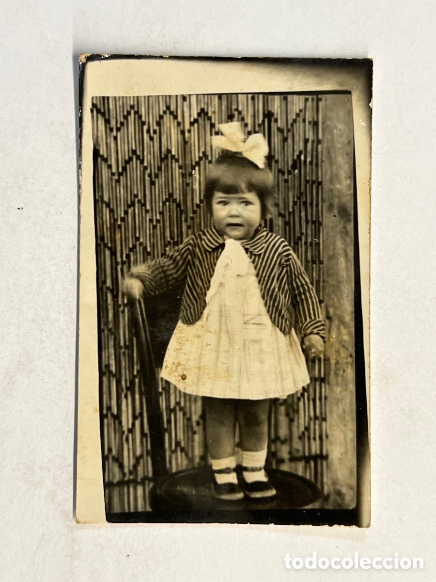 Antique Photography: MINUTEROS. Fot&oacute;grafos de calle.. Ni&ntilde;a sobre silla con lazo blanco. La Espa&ntilde;a de Postguerra (h.1940?)