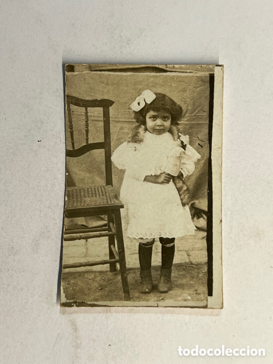 Photographie ancienne: MINUTEROS. Fot&oacute;grafos de calle.. Ni&ntilde;a con mu&ntilde;eca y lazo blanco. La Espa&ntilde;a de Postguerra (h.1940?