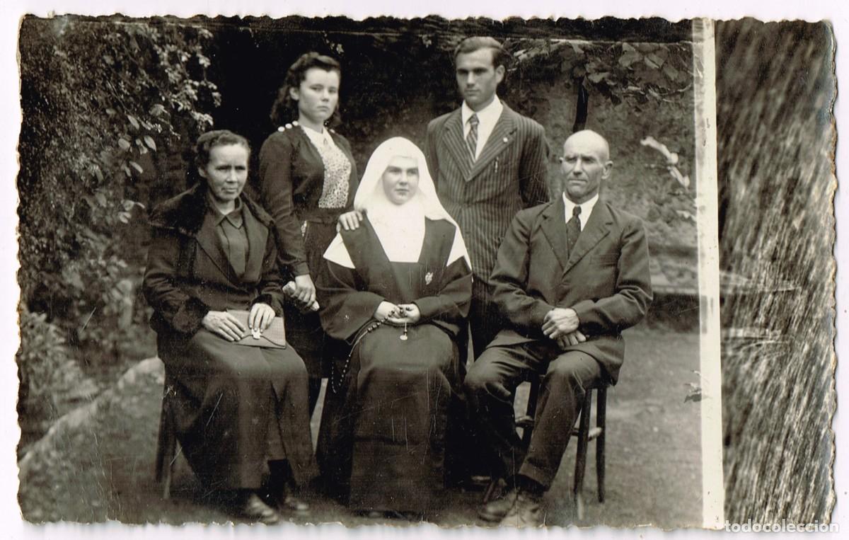 Antique Photography: 40/50&acute;s ca. NEGTOR FOTOGRAF&Iacute;A TARJETA POSTAL &rdquo;LA FAMILIA DE LA MONJA&rdquo;