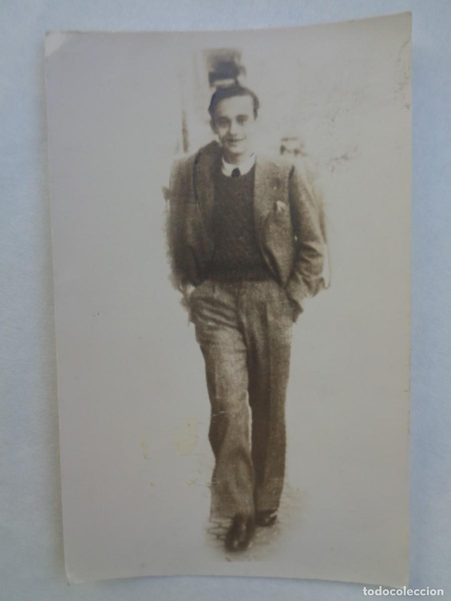 Fotografia antica: MINUTERO DE FOTOGRAFO CALLEJERO DE JOVEN PASEANDO , INQUIETANTE
