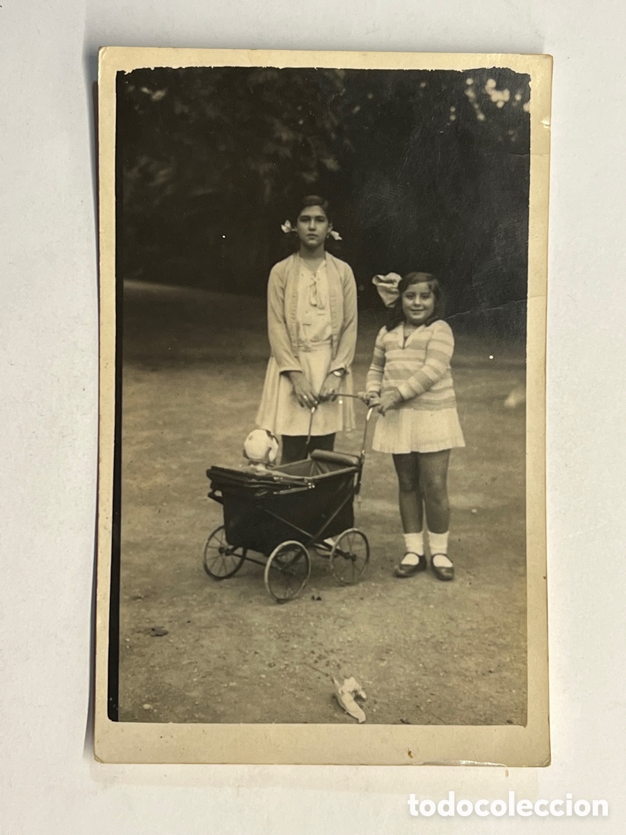 Fotograf&iacute;a antigua: NI&Ntilde;AS. Fotograf&iacute;a antigua. Compartiendo juegos.. (h.1930?)