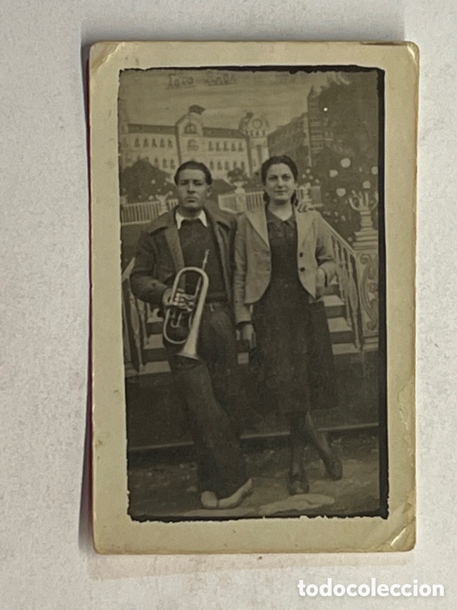 Fotograf&iacute;a antigua: MINUTEROS. Fotografos de calle&hellip; el joven de la Trompeta y su novia Catalina.. (h.1945?)