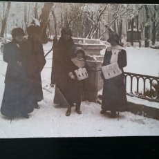 Fotografía antigua: FOTOGRAFÍA DE MUJERES CON NIÑO EN LA NIEVE - PRINCIPIOS DE 1900
