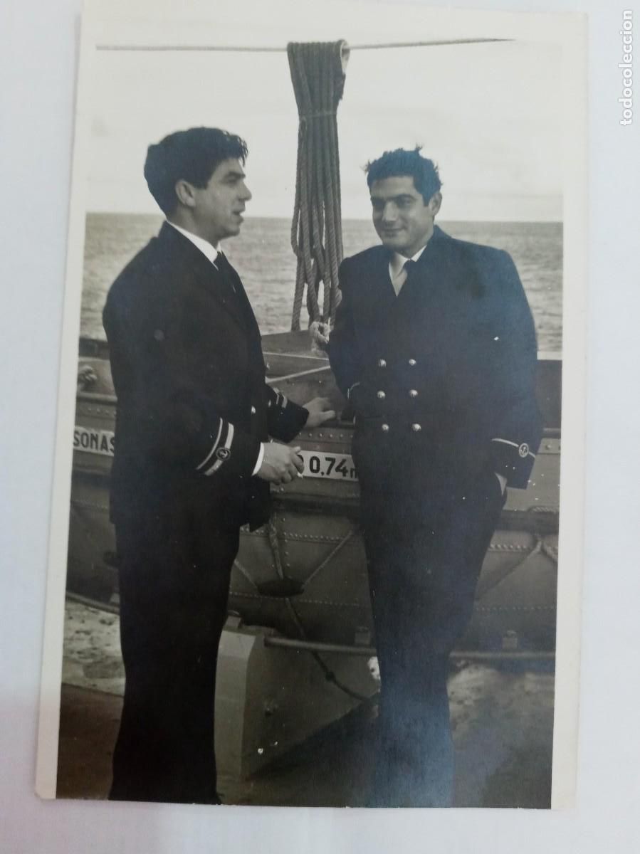 Fotografia antica: FOTO DE MARINEROS EN CUBIETA DE BARCO JUNTO A BARCAS SALVAVIDAS