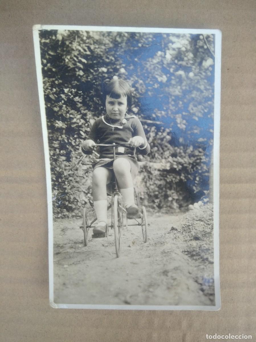 Fotografia antica: Antigua fotografia tarjeta postal ni&ntilde;a triciclo