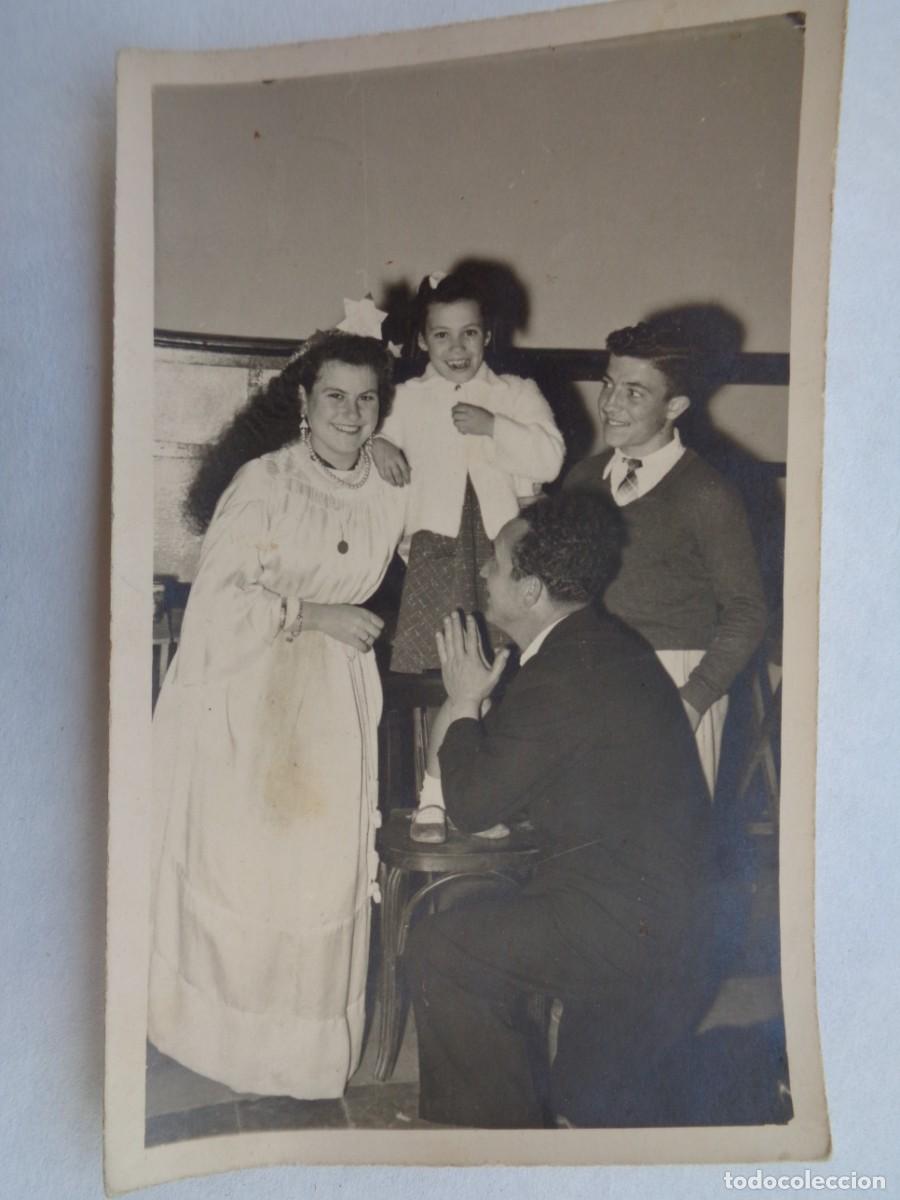 Fotografia antica: PROTECTORADO: FOTO DE FAMILIA DE FIESTA, MUJER DISFRAZADA. RECUERD0 DIA DE REYES EN ALHUCEMAS , 1958