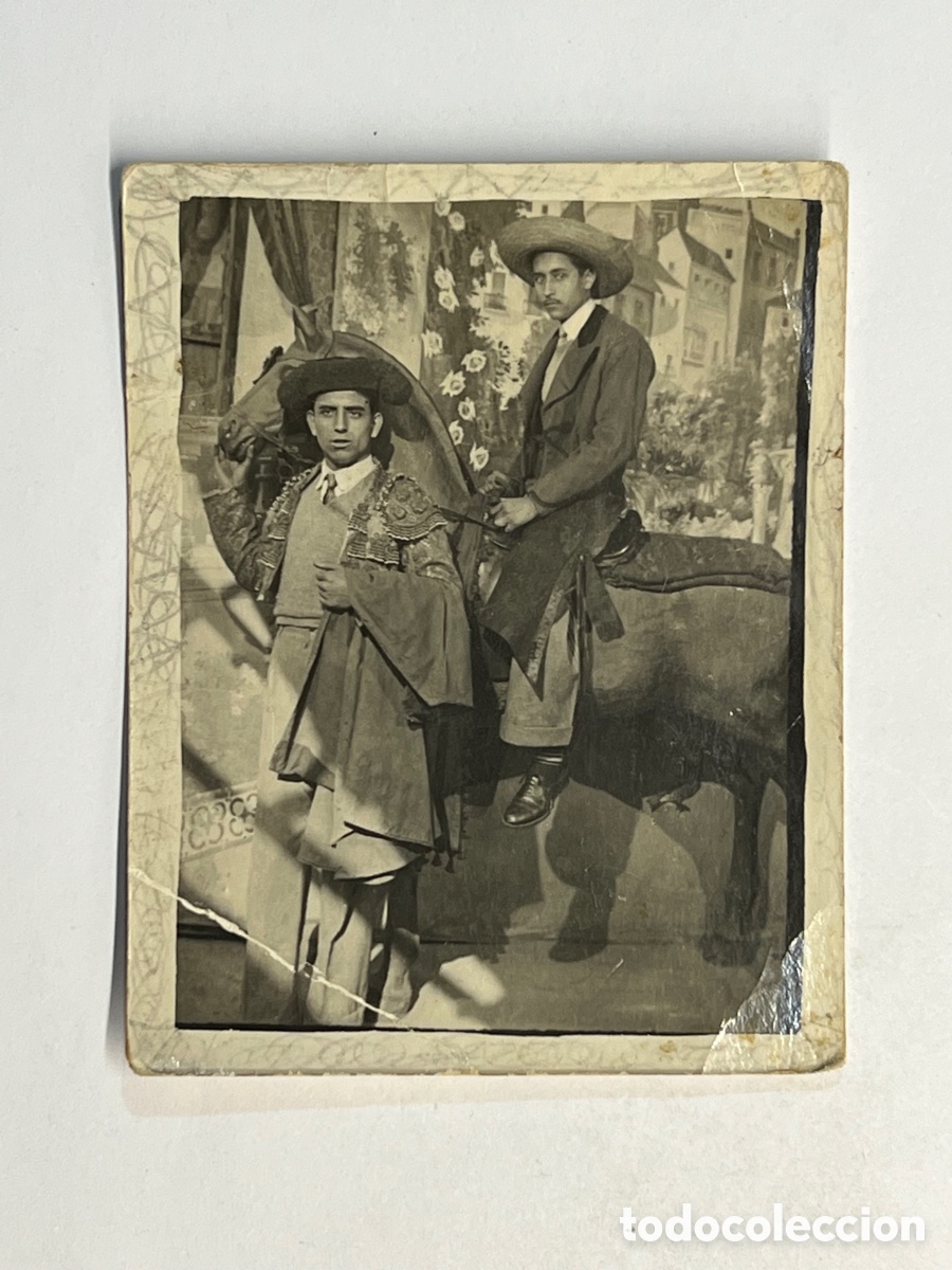 Fotografia antica: MINUTEROS, fot&oacute;grafos de calle. El Torero y el Rejoneador. Decorado de Feria (h.1950?)