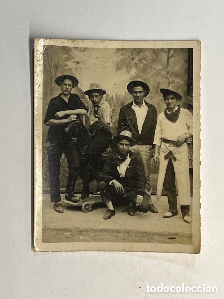 Fotografia antica: MINUTEROS, fot&oacute;grafos de calle. Como unos verdaderos cuatreros.. Decorado de Feria (h.1950?)