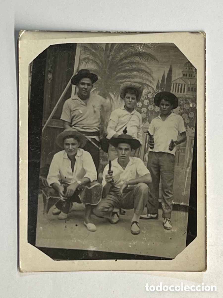 Fotografia antica: MINUTEROS, fot&oacute;grafos de calle. En la Feria de Abril. Decorado de Feria (h.1950?)