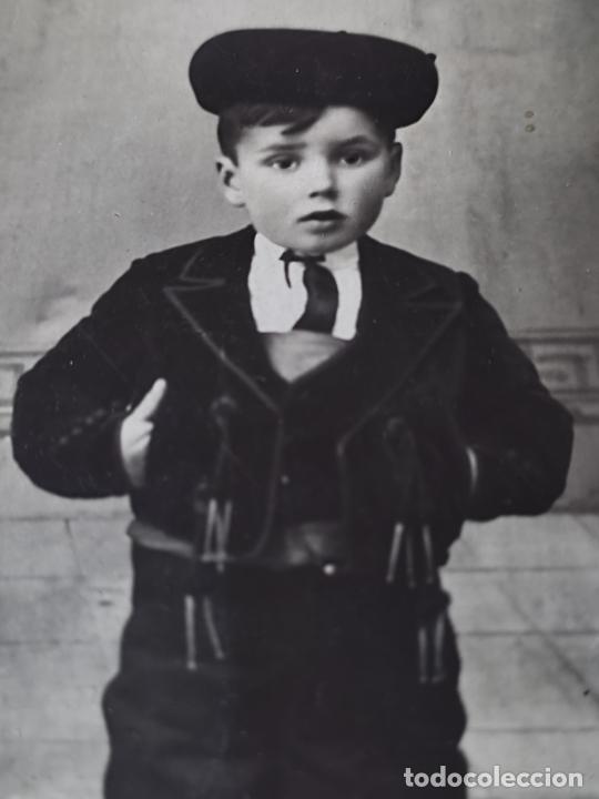 Fotografia antica: NI&Ntilde;O TORERO FOTO POSTAL ORIGINAL DIVIDIDA PPOS SXX ALGO SOBADA