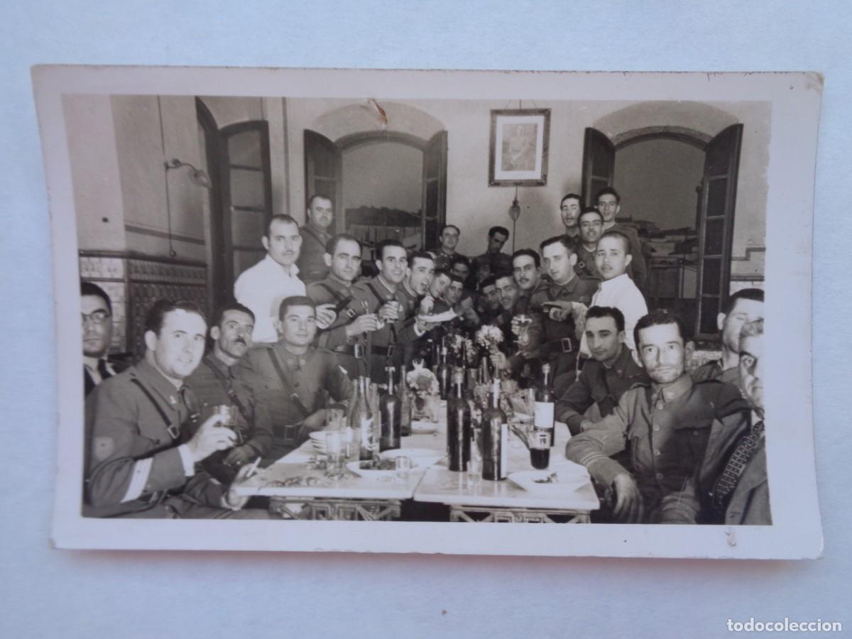 Fotografia antica: FOTO DE MILITARES DE DISTINTOS CUERPOS EN CELEBRACION , CUADRO DEL CAUDILLO