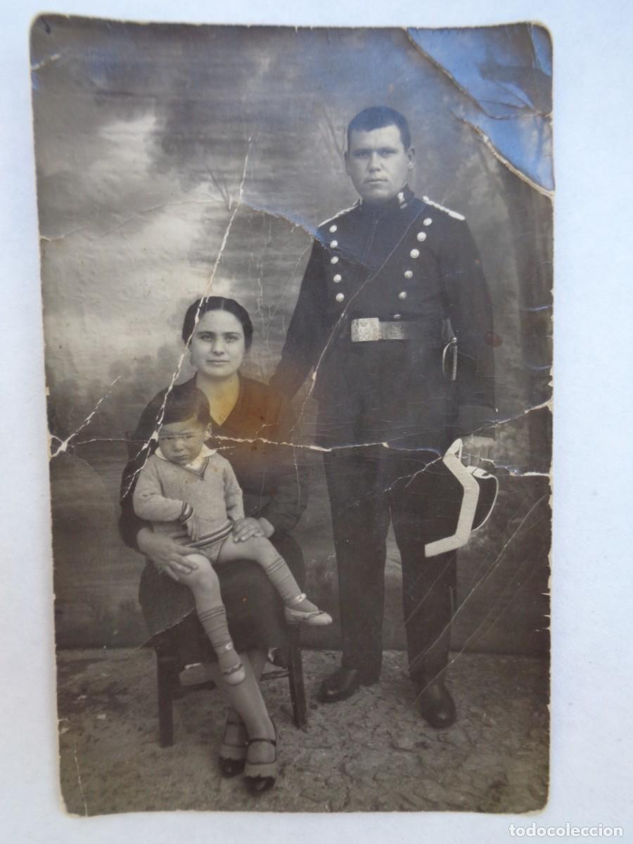 Fotografia antica: GUARDIA CIVIL: FOTO AGENTE DE GALA Y FAMILIA. DE GONZALEZ DE LA TORRE, VILLA DEL RIO ( CORDOBA )