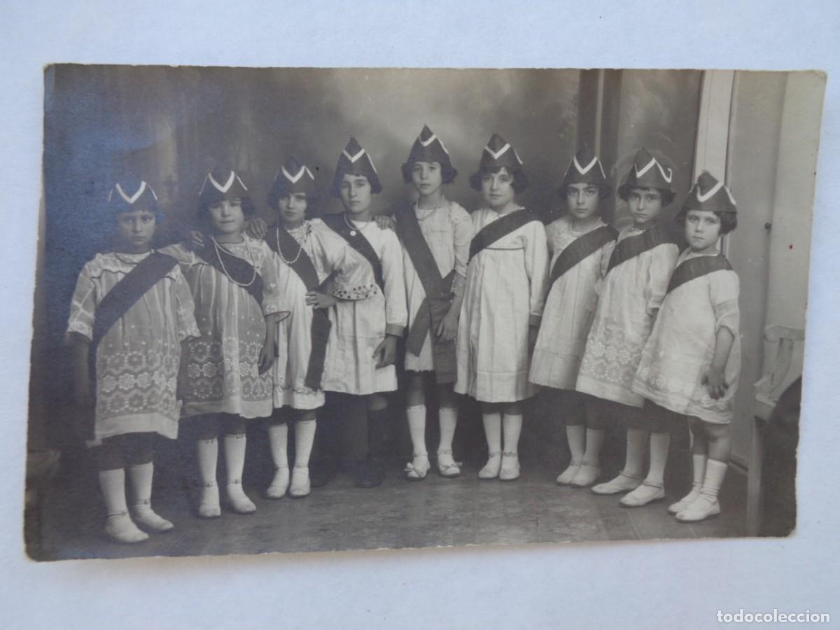 Fotograf&iacute;a antigua: REPUBLICA ? - FOTO ESCOLAR : NI&Ntilde;AS CON GORRILLO MILITAR Y BANDA