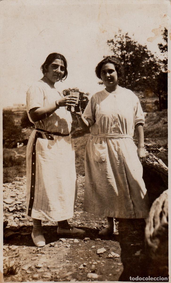 Fotografia antica: Brindando. Mujeres modernas de los a&ntilde;os 20 az