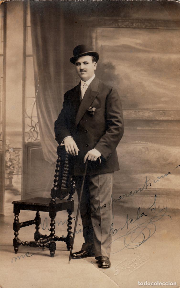 Fotografia antica: Caballero con bomb&iacute;n. Fot&oacute;grafo Fontaine d&acute;Albert, Francia. A&ntilde;os 20 az