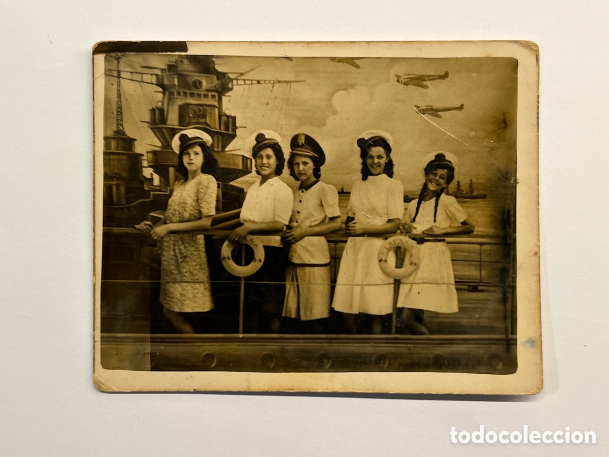Fotografia antica: MINUTEROS, fot&oacute;grafos de calle.. Fragata Espa&ntilde;ola.. Mujeres Marineras. (h.1945?)