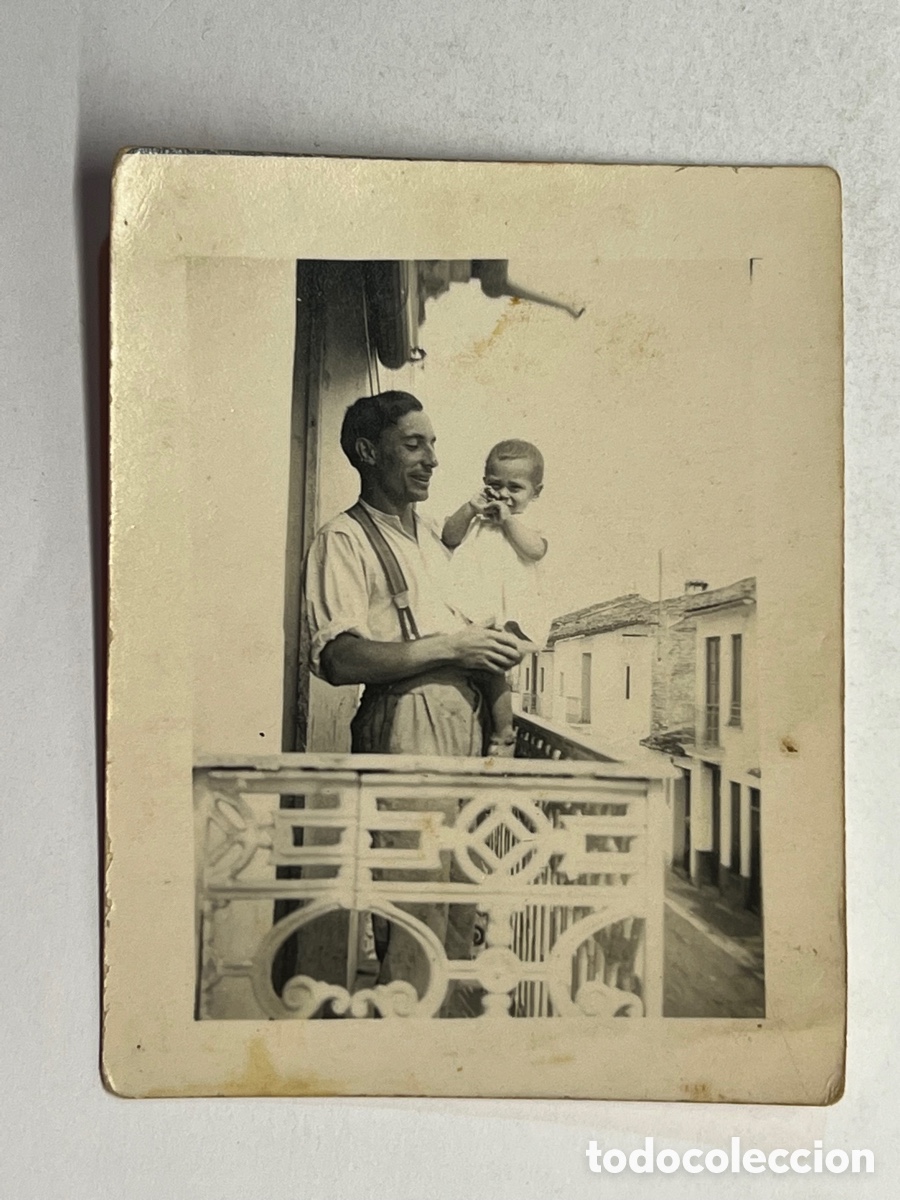 Fotograf&iacute;a antigua: MINUTEROS, fot&oacute;grafos de calle.. En el balc&oacute;n de casa de juegos con el hijo.. (h.1930?)