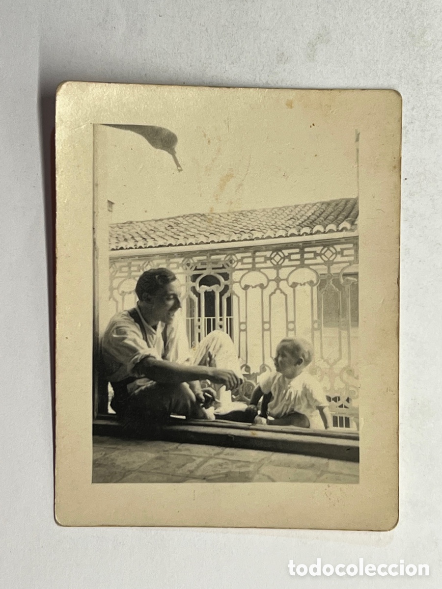 Fotograf&iacute;a antigua: MINUTEROS, fot&oacute;grafos de calle.. En el balc&oacute;n de casa de juegos con el hijo.. (h.1930?)
