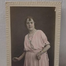 Fotografía antigua: FOTOGRAFÍA ANTIGUA - GREVIÑAS - ALICANTE - MUJER EN POSADO VICTORIANA COLOREADA EN CARTÓN DE 1900