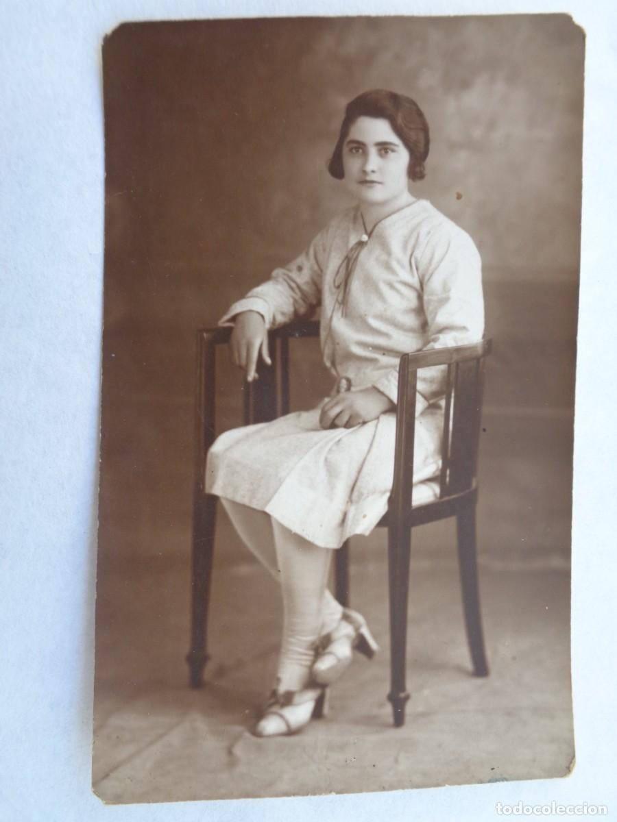 Fotografia antiga: PRECIOSA FOTO DE ESTUDIO DE SE&Ntilde;ORITA SENTADA, A&Ntilde;OS 30 . DE LUZ Y SOMBRA
