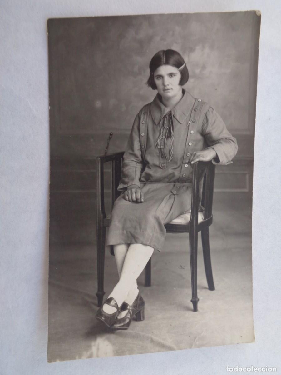 Fotografia antiga: PRECIOSA FOTO DE ESTUDIO DE SE&Ntilde;ORITA SENTADA, A&Ntilde;OS 30 . DE LUZ Y SOMBRA