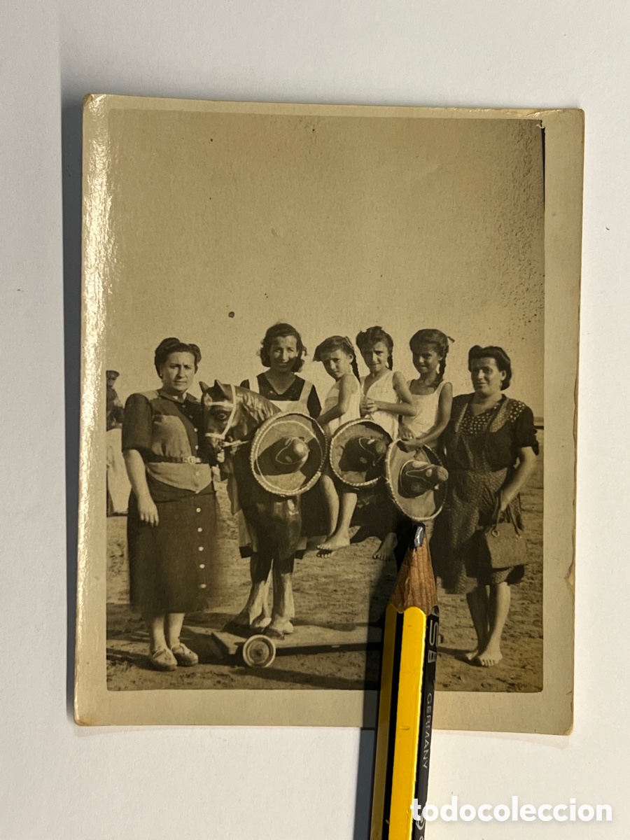 Fotografia antica: MINUTEROS, fot&oacute;grafos de calle. En la Playa de Valencia.. a lomos del Caballo Furia (a.1948)
