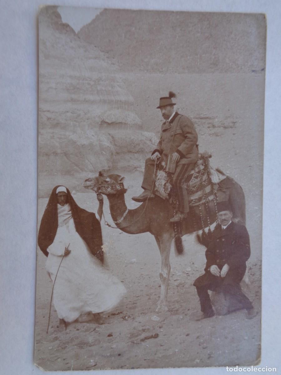 Fotografia antica: FOTO DE SE&Ntilde;OR EN CAMELLO JUNTO A LAS PIRAMIDES, USADA COMO POSTAL Y CIRCULADA A EL ARAHAL EN 1912