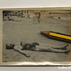 Fotografía antigua: SITGES? LUGAR DE ENCUENTROS.. MINUTEROS, FOTÓGRAFOS DE CALLE. EL JOVEN DESINHIBIDO (H.1930?)