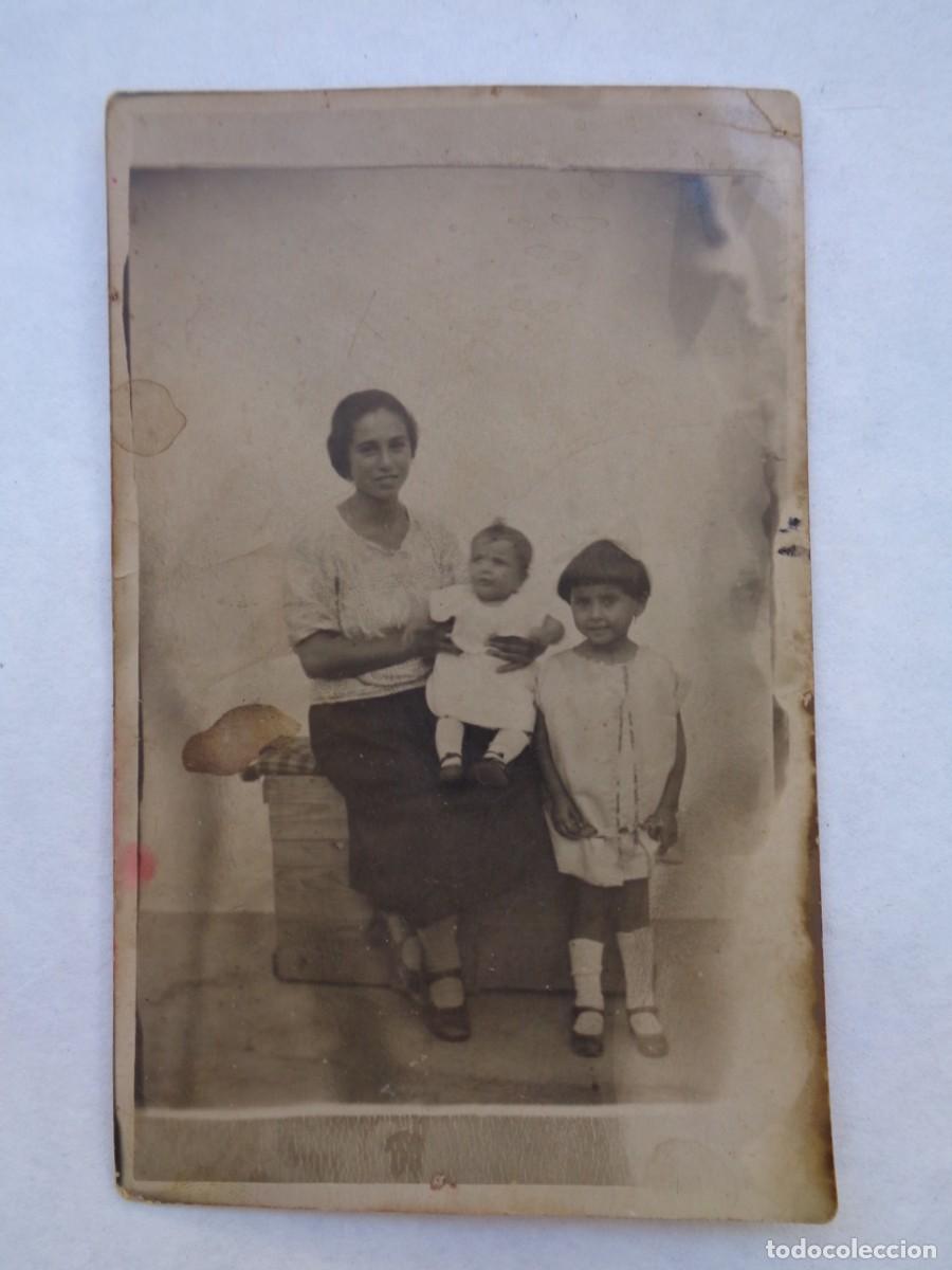 Fotografia antiga: MINUTERO DE FOTOGRAFO CALLEJERO DE JOVEN MADRE CON NI&Ntilde;OS , A&Ntilde;OS 40