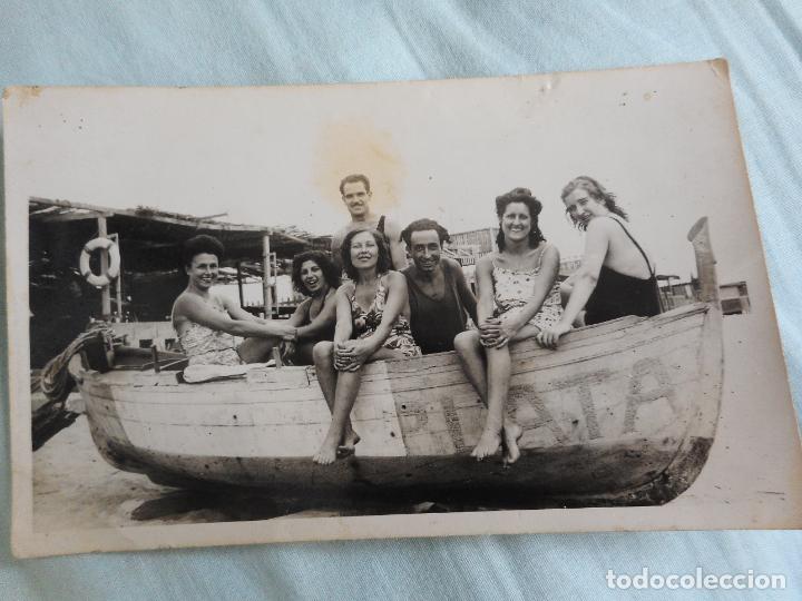 Fotografia antiga: ANTIGUA FOTOGRAFIA GRUPO PERSONAS EN BARCA PLAYA A&Ntilde;OS 40