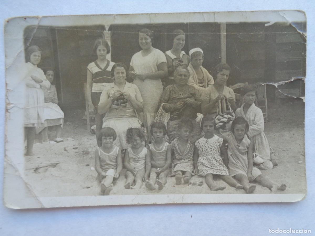 Fotografia antiga: MINUTERO DE FOTOGRAFO AMBULANTE DE FAMILIA EN LA PLAYA, NI&Ntilde;OS Y SE&Ntilde;ORAS HACIENDO PUNTO. PP. SIGLO
