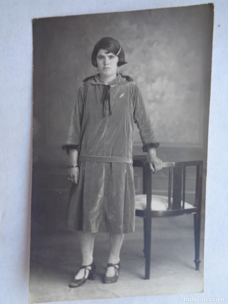 Fotograf&iacute;a antigua: PRECIOSA FOTO DE ESTUDIO DE CHICA CON SILLA MODERNISTA, A&Ntilde;OS 20. DE LUZ Y SOMBRA,