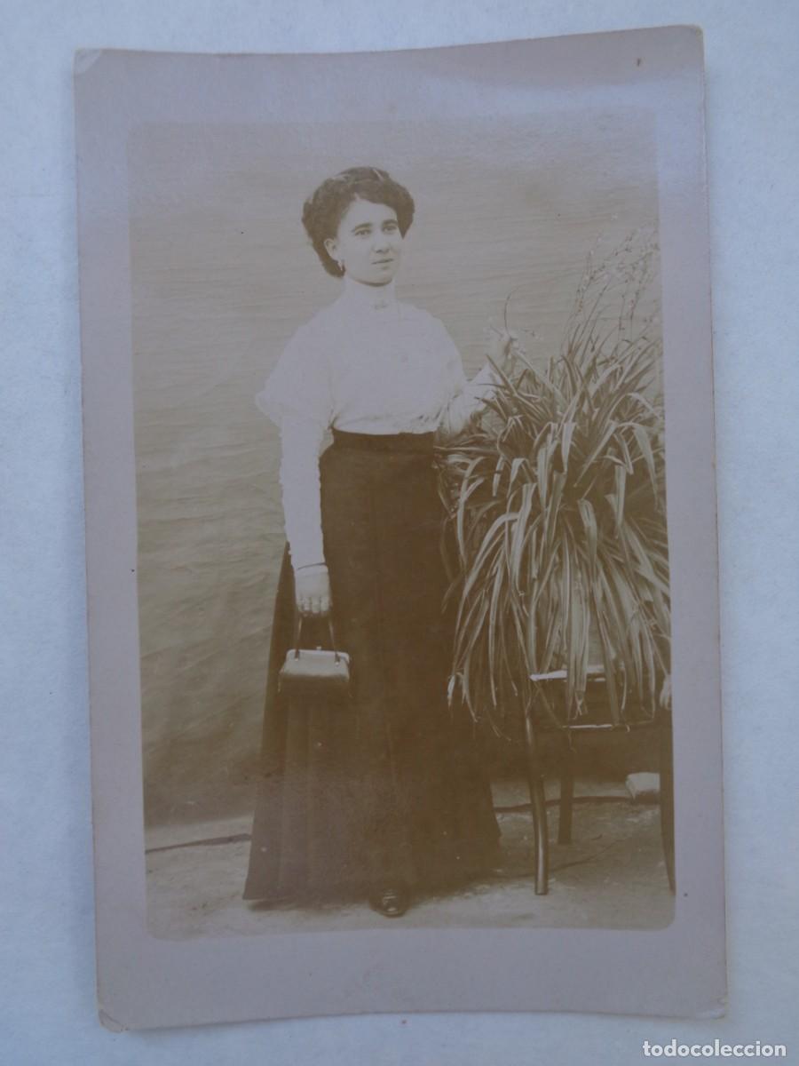 Fotografia antiga: PRECIOSA FOTO DE ESTUDIO DE SE&Ntilde;ORITA CON BOLSITO, FINES DEL XIX O PRINCPIOS SIGLO XX