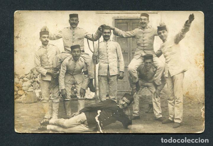Fotografia antiga: SOLDADOS. Militares. Foto simp&aacute;tica de grupo. c.1905
