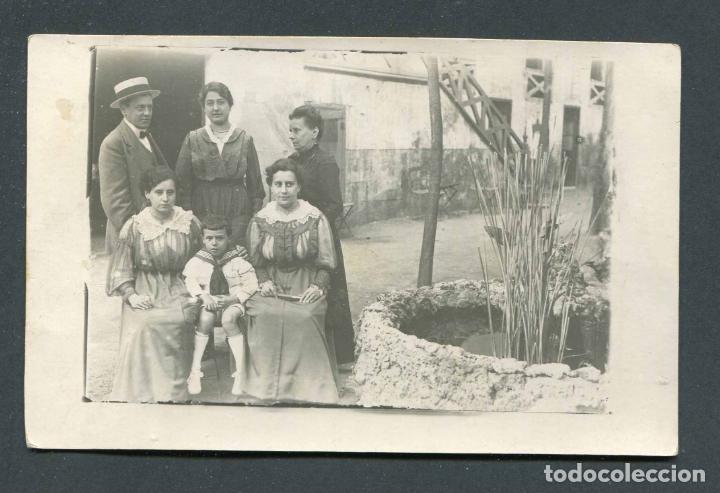 Fotografia antiga: Grupo familiar. Jardin. c.1910