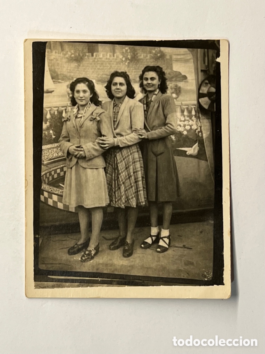 Antique Photography: MINUTEROS, fot&oacute;grafos de calle&hellip; D&iacute;as de Feria, Tres j&oacute;venes amigas para el recuerdo (h.1945?)