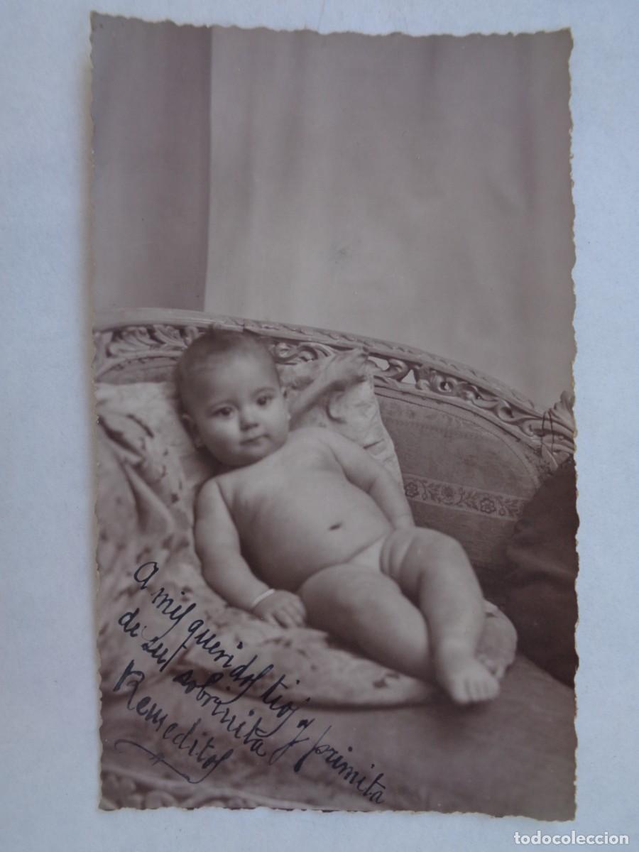 Fotografia antiga: PRECIOSA FOTO DE ESTUDIO DE BEBE TAL SE VE , 1941. DE LA CAMPANA , SEVILLA