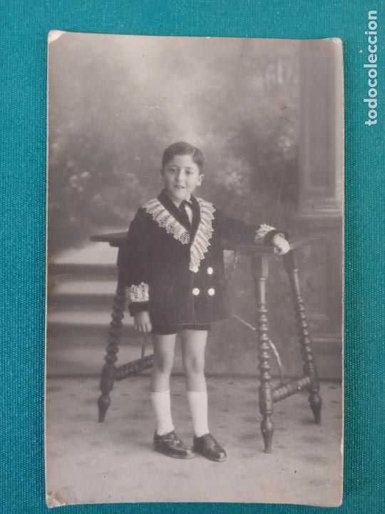 Fotograf&iacute;a antigua: NI&Ntilde;O POSANDO CON ROPA ELEGANTE - EL TREVOL - E. VAZQUEZ - 13.5 X 8.5 cm.
