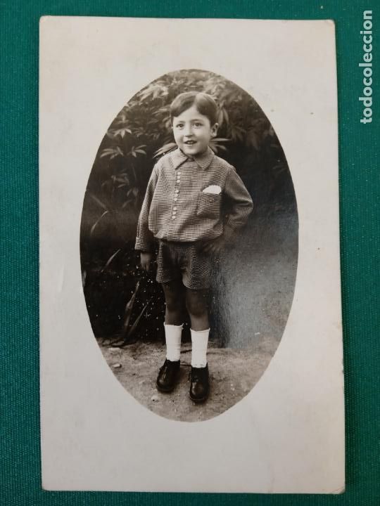 Fotograf&iacute;a antigua: NI&Ntilde;O POSANDO CON LA MANO EN LA CINTURA - UNION UNIVERSAL DE CORREOS - 14 X 8.8 cm.