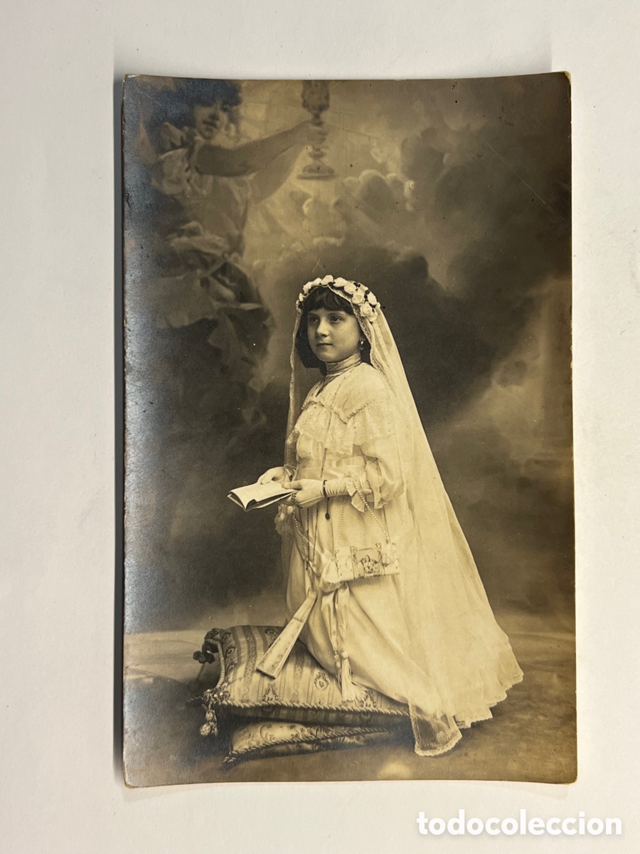 Alte Fotografie: JULIO DERREY, fot&oacute;grafo. Retrato Ni&ntilde;a de Primera Comuni&oacute;n de rodillas sobre gran Almohad&oacute;n (h.1910?)