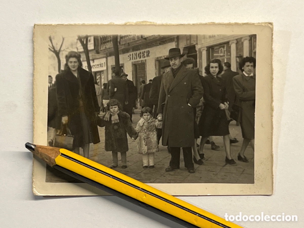 Antique Photography: MINUTEROS, fot&oacute;grafos de calle. Sorprendidos en pleno paseo, al fondo tienda Casa Singer (h.1945?)