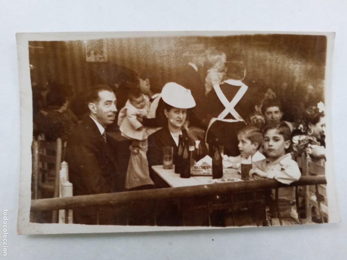 Alte Fotografie: MINUTERO DE FOTOGRAFO DE FERIA : FAMILIA EN LA CASETA, CHACHAS CON BEBES, BOTELLINES