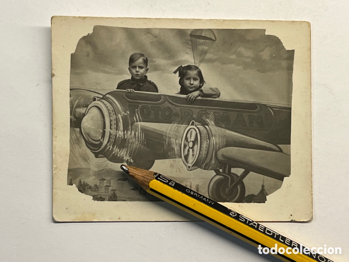 Antique Photography: MINUTEROS. Foto Roman, fot&oacute;grafos de calle. Con la avioneta sobrevolando la ciudad (a.1942)